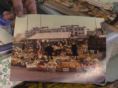 �Prima il mercato non esisteva: avevamo le bancarelle di fianco alla chiesa, che era molto pi� piccola e usavamo Villa Giustiniani come deposito�, ci dice sempre Nanuccio